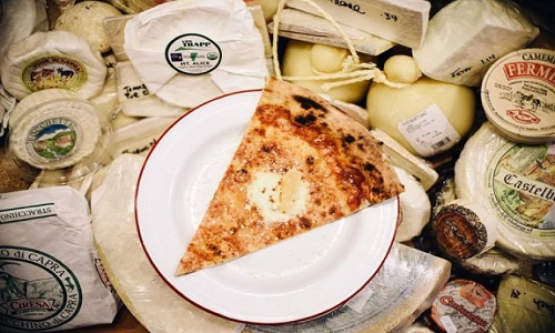 Η απόλυτη τυρένια πίτσα με 101 διαφορετικά τυριά